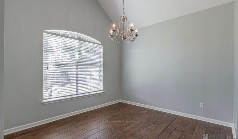 Building Photo - 225 Shadowbrush Bend