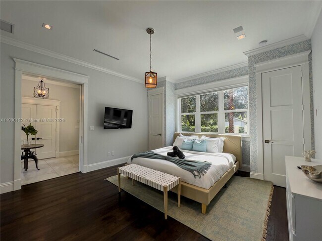 Building Photo - 545 SW Indianola St