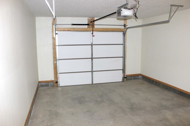 Building Photo - 2206 Shamrock Ln