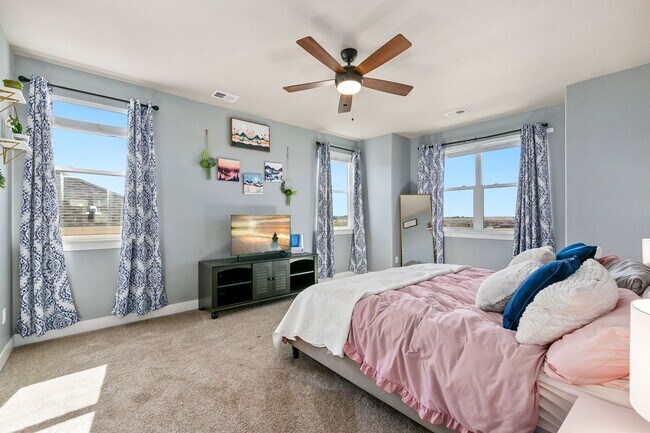 Building Photo - 4 Bedroom, 4 bathroom, Plus office and Loft!