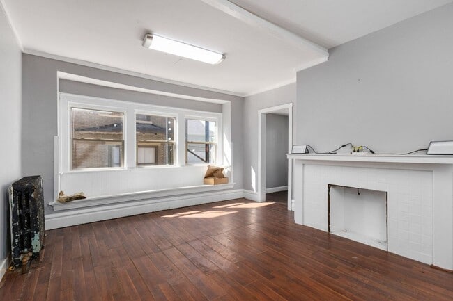 Building Photo - Massive  13-Bedroom House with huge Privat...