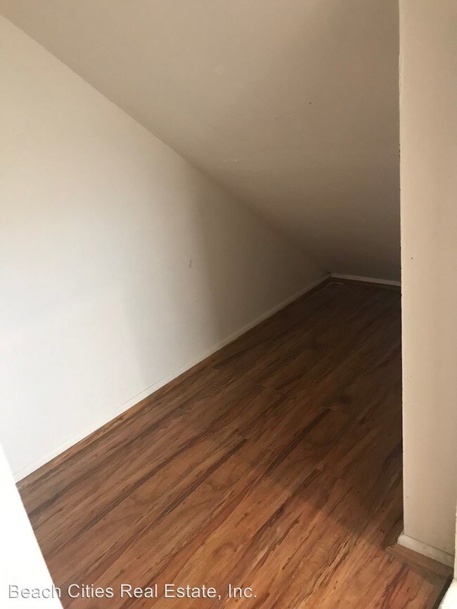 Building Photo - 3 br, 1.5 bath House - 9868 Continental Dr.