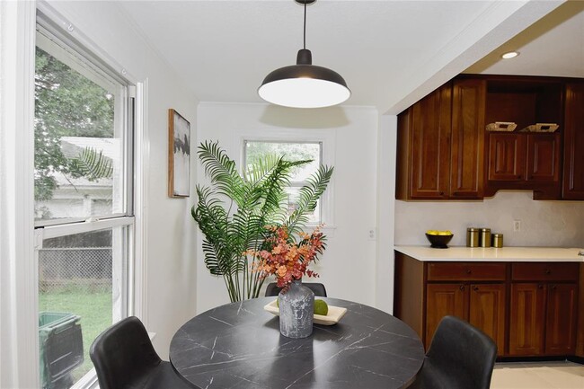 Building Photo - 1505 Karen Ave