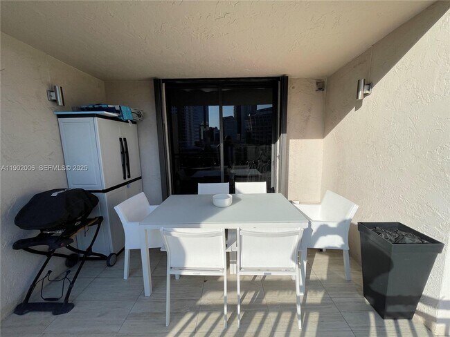 Building Photo - 540 Brickell Key Dr