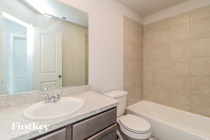 Building Photo - 14725 Country Club Dr