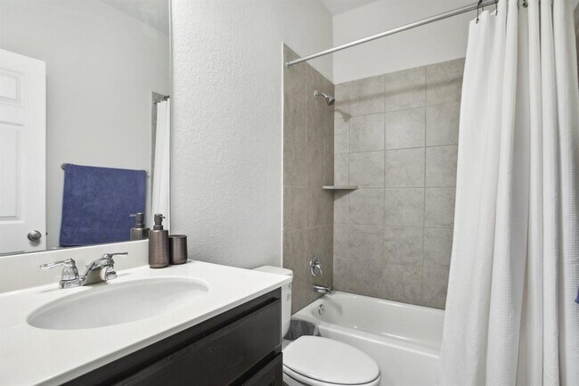 Building Photo - 802 Clearwell St