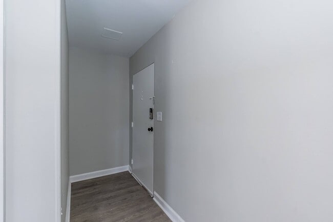 Building Photo - Two Bedroom Home!