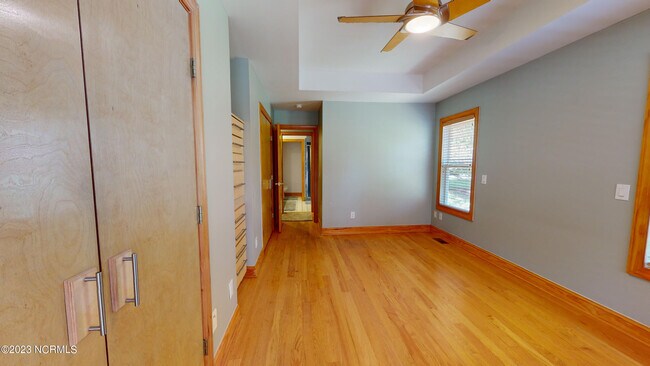 Building Photo - 245 Lakeside Dr