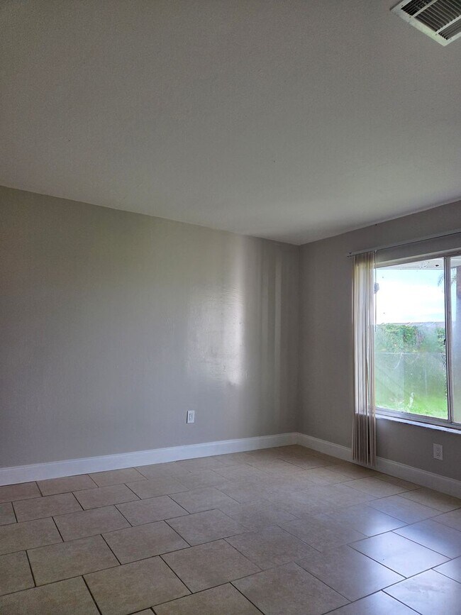 Building Photo - S. BISCAYNE & TAMIAMI TRAIL / 2 bedroom home / $ 1450