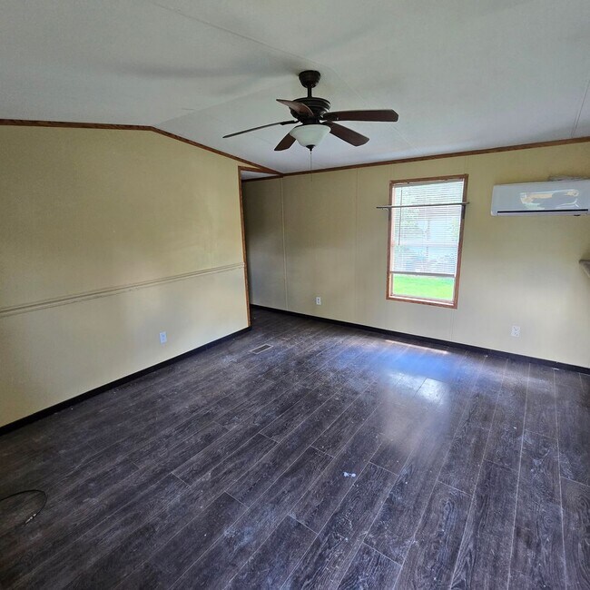 Building Photo - City Charm and Country Livin' 2/1 Mobile Home in West Batesville