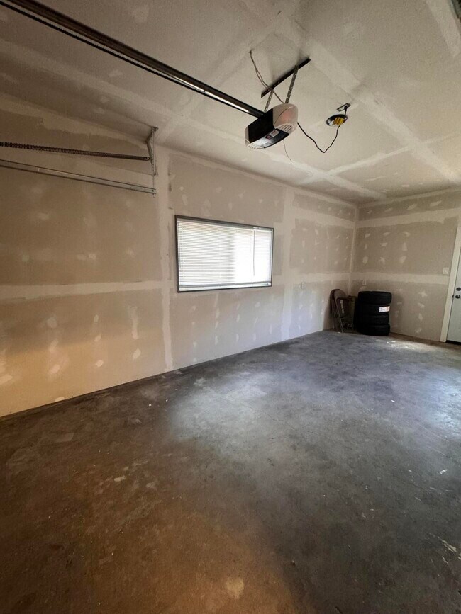 Building Photo - 1205 Valencia Dr NE