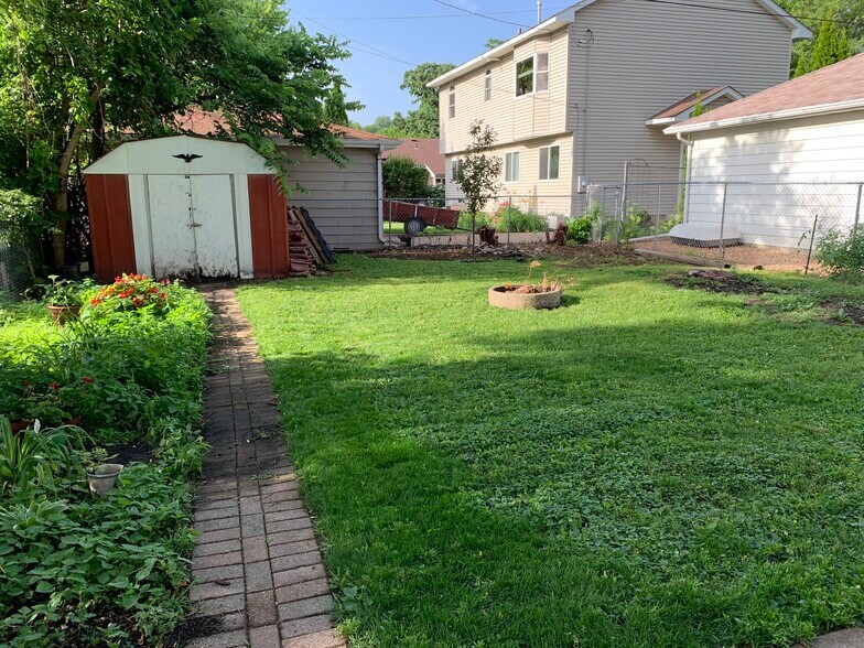 Large backyard with shared garden and fire pit - 479 Michigan St.