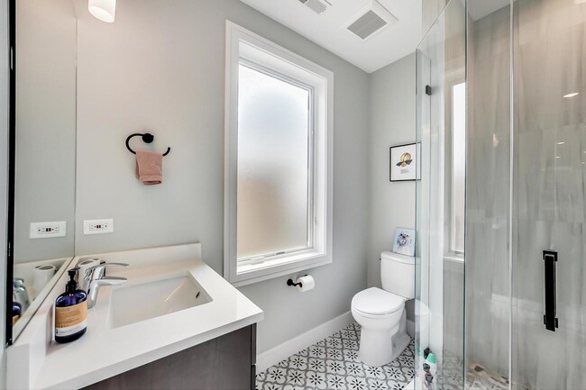 Building Photo - 2429 W Augusta Blvd