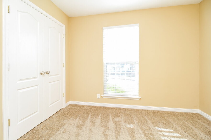 Building Photo - 1019 Somerset Trce