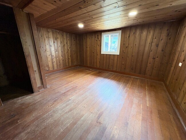 Building Photo - Charming Three Bed West Seattle Vintage Home Near Lincoln Park and Puget Sound!