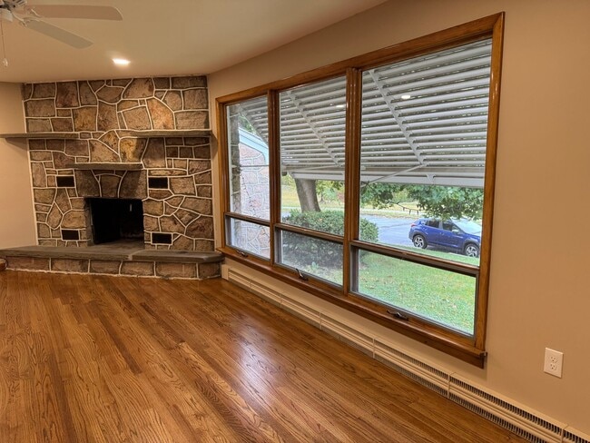 Building Photo - Stunning 3-bedroom, 3-bathroom single family home