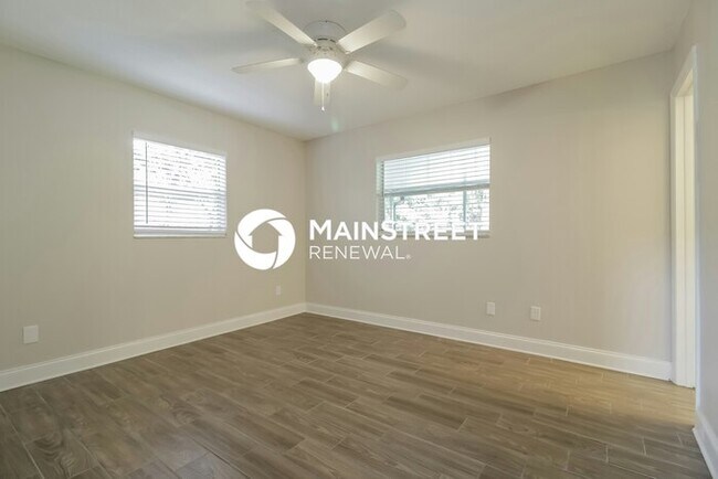 Building Photo - 4 Bedroom Pet-Friendly Home in Orlando, FL with Main Street Renewal