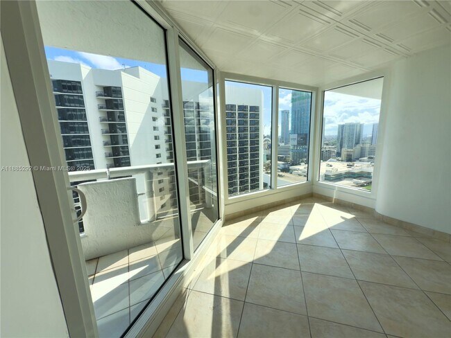 Building Photo - 1717 N Bayshore Dr