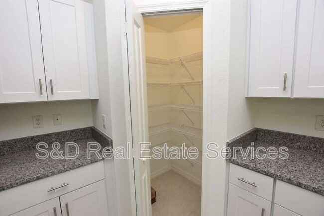 Building Photo - 1940 Red Lp