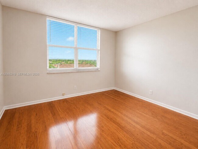 Building Photo - 250 Jacaranda Dr