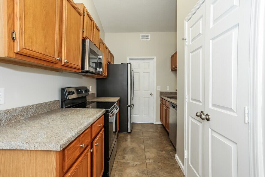 Building Photo - 12755 Serenade Cir N
