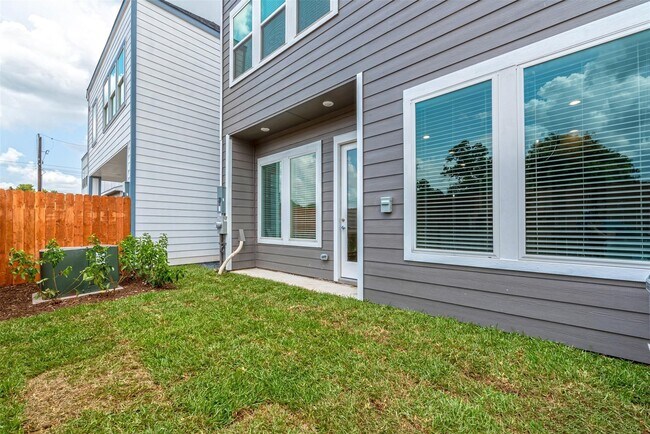 Building Photo - 6725 Parker Oaks Ln