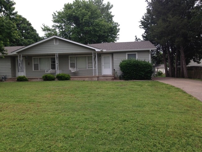 Building Photo - Spacious 2 bedroom/1 bath duplex in El Dor...