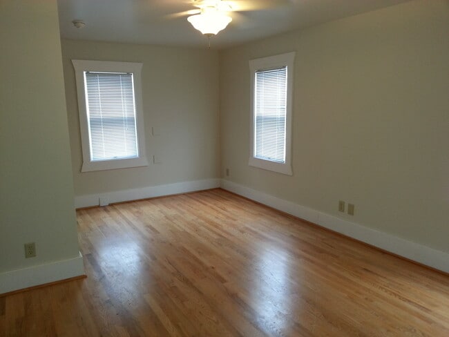 Building Photo - DOWNTOWN 4 BEDROOM DUPLEX!!!  4 bedroom duplex in DOWNTOWN IOWA CITY!