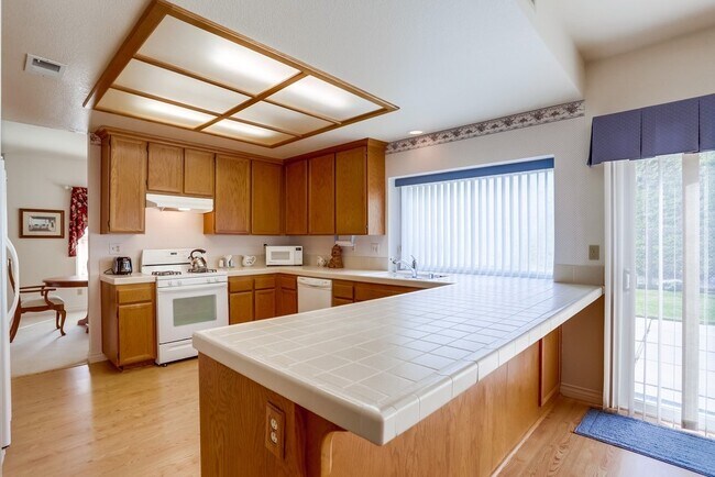 Building Photo - Spacious 4 Bedroom Shadowridge Home Available May 1st