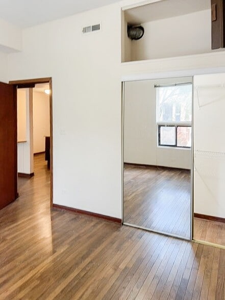 Building Photo - 877 W Lill Ave