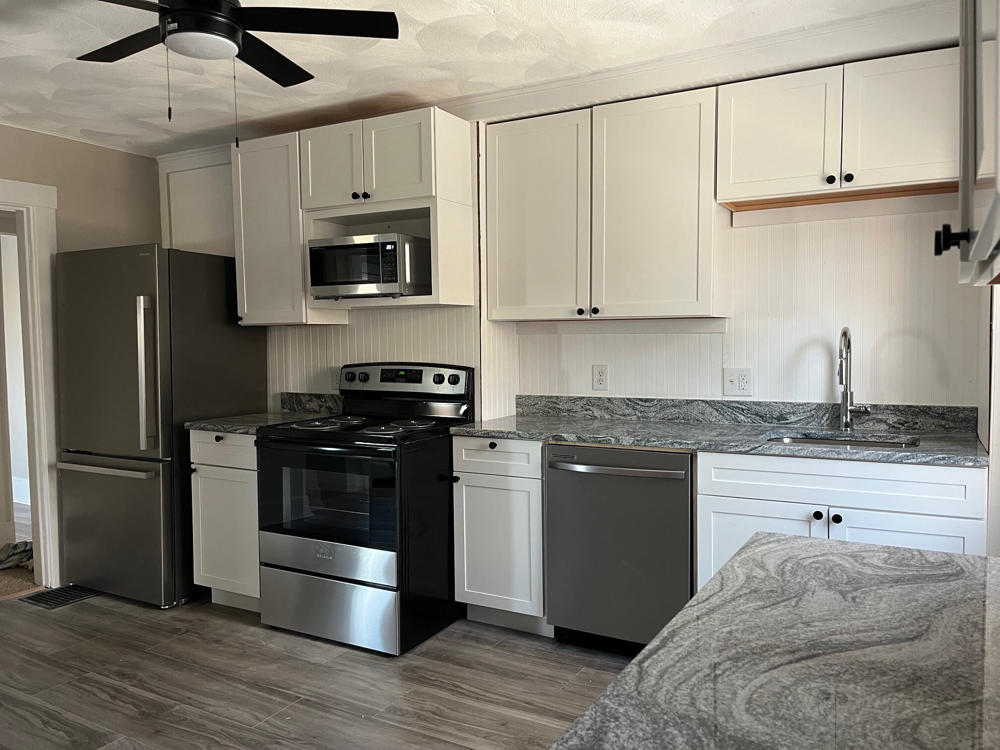 kitchen - 162 Montvale Ave