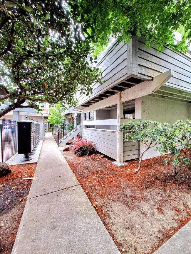 Building Photo - Refurbished Condo on 1st Floor With Laundry, Patio, Garage; Next to Pool!