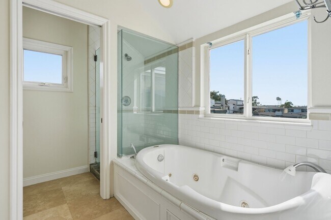Building Photo - Premier Location in Corona Del Mar for 12-Month Lease