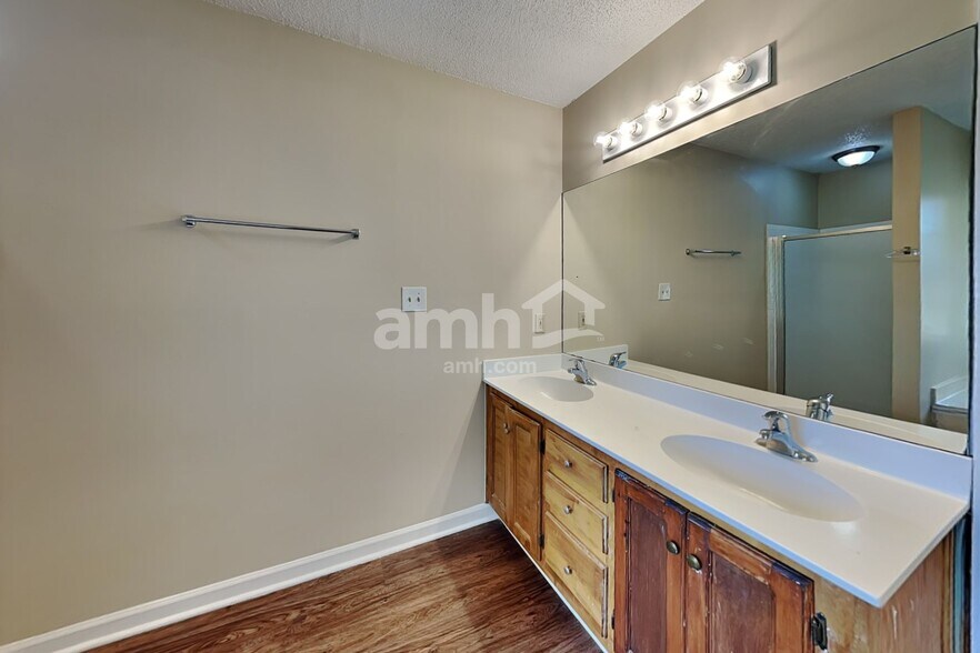 Building Photo - 1300 Summit Point Ln