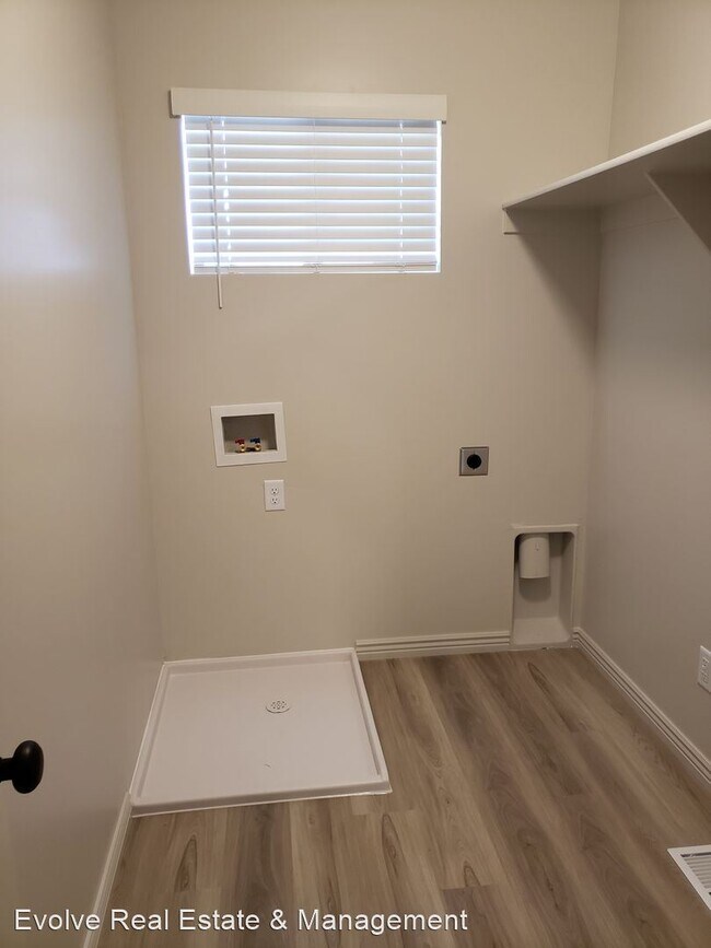 Building Photo - 5 br, 3.5 bath House - 788 N 2560 E