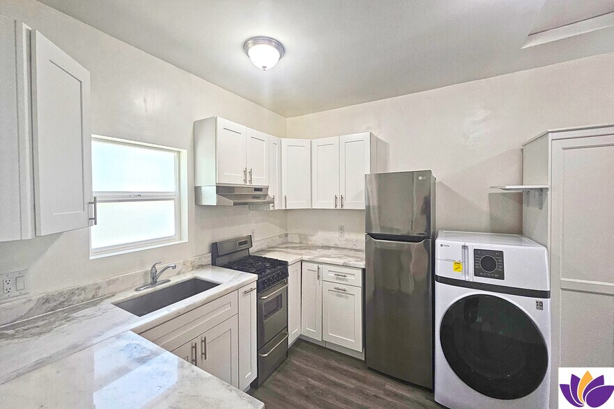 Building Photo - 8454 Zelzah Ave