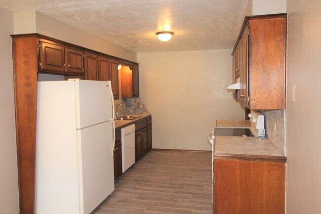 Building Photo - 223-225 Skylark Ct