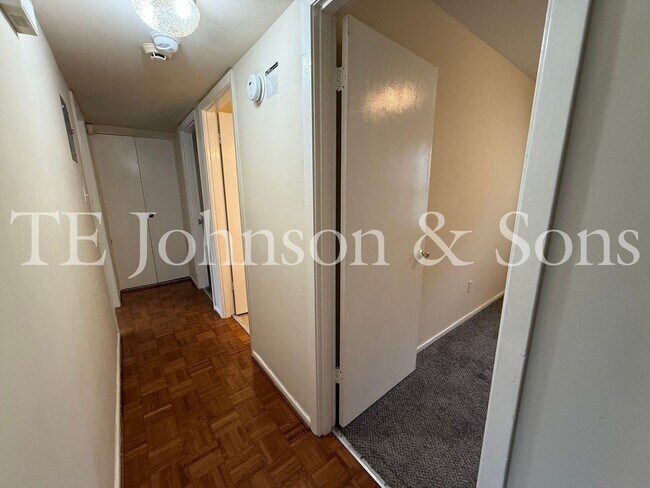 Building Photo - Charming 4 Bedroom Ranch with Fenced Yard and Hardwood Floors