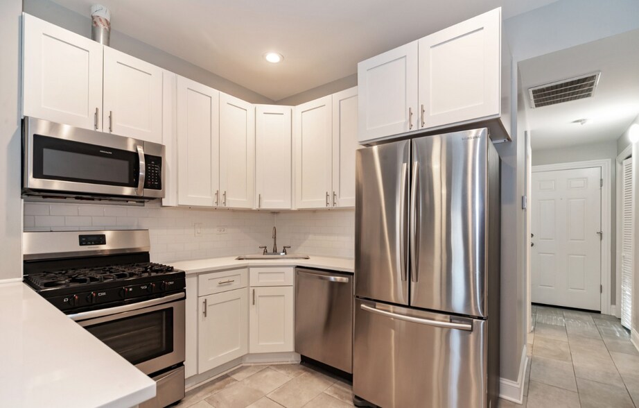Building Photo - 2428 N Avers Ave