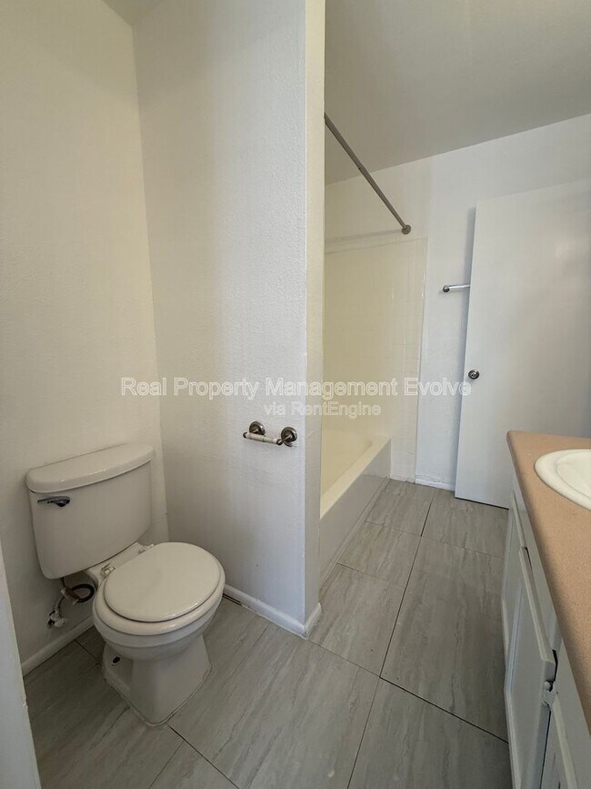 Building Photo - 3840 N 43rd Ave