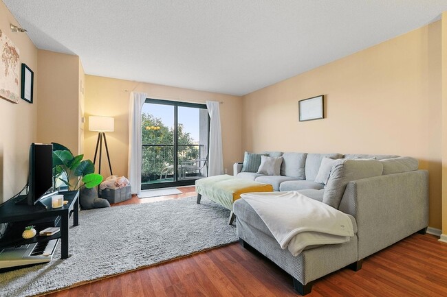 Building Photo - 401 S 1st St