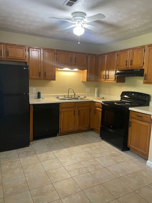 Building Photo - 3 Bedroom, 2.5 Bath Townhome in Lenlock