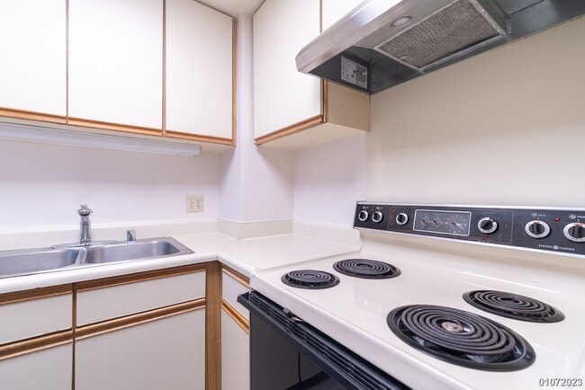 Building Photo - 1BR/1BA/1 parking in Royal Capitol Plaza.
