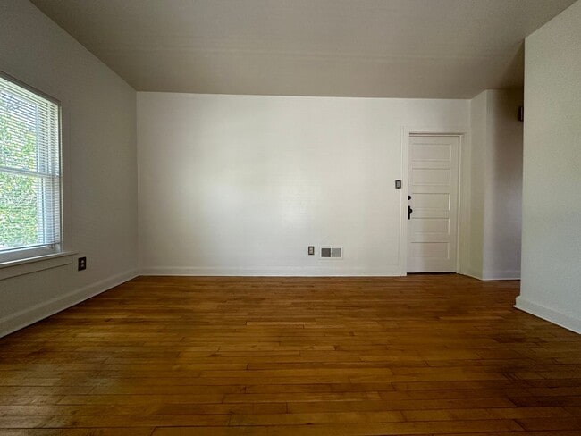 Building Photo - 337 N Maple Ave