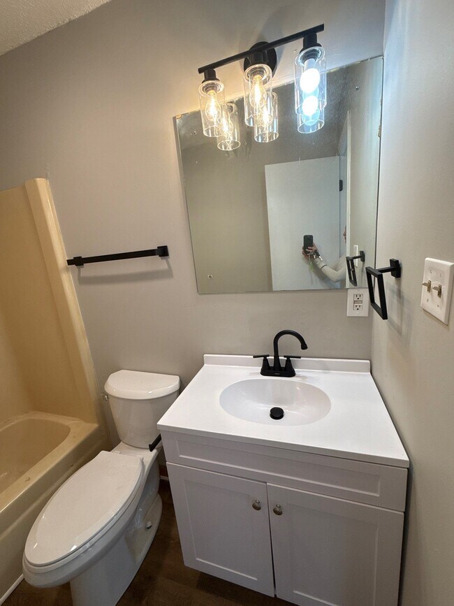 Building Photo - 129 E Jefferson St