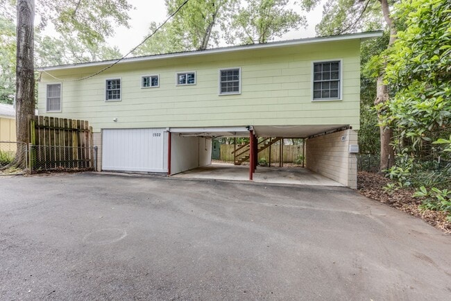 Building Photo - 3 Bedroom, 2 Bath Home Available 10/1/2025...