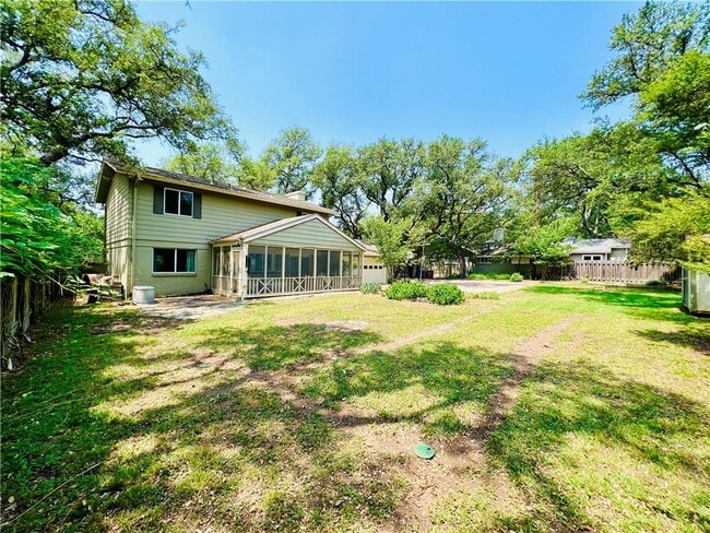 Building Photo - 4004 Hyridge Dr