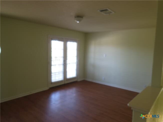 Building Photo - 753 Great Oaks Dr