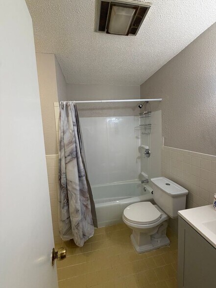 Building Photo - 417 De Armas St