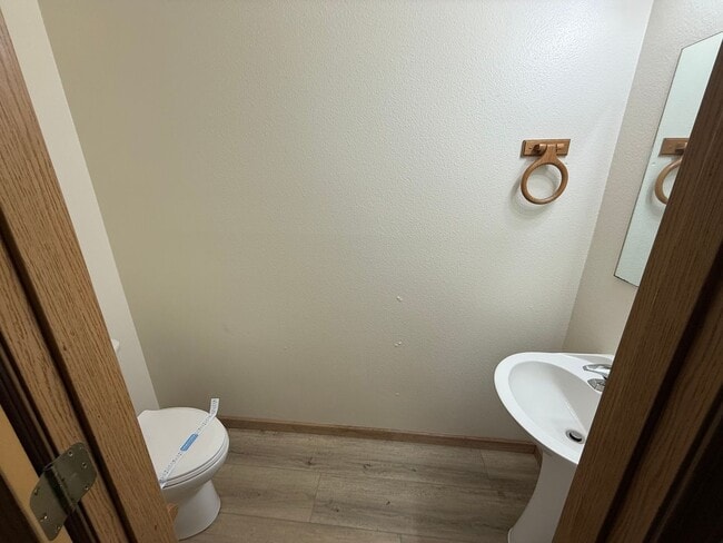 Building Photo - Close to COCC!  Townhouse, 2.5 Bath, W/D Hookups, Gas Fireplace, Water/Sewer Paid, Garage